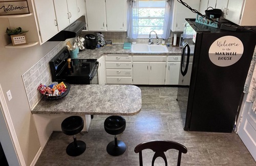 McPherson House | Cozy 2-bedroom home near McPherson College and park with HUGE yard- pet friendly