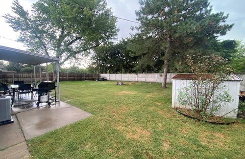 McPherson House | Cozy 2-bedroom home near McPherson College and park with HUGE yard- pet friendly