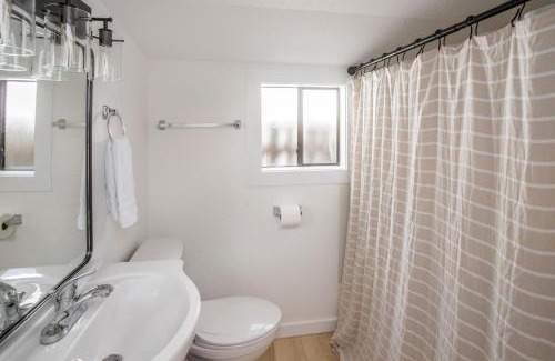 Seaview House | Cozy 2 Bedroom Home, Private Backyard with Hot Tub