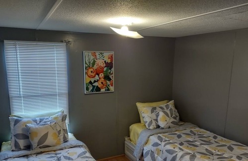 Dellslow House | Cozy 2 Bedroom home. Great Morgantown location off I-68