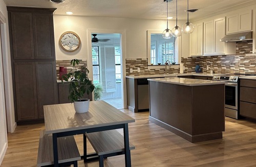 Plainview House | Cozy 2-bedroom house with WiFi and AC in Plainview