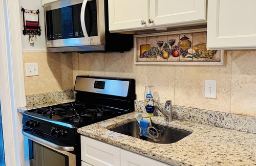 Rockville House | Cozy 2-bedroom house walkable to Rockville Metro Station and The Square