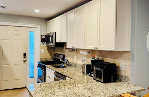 Rockville House | Cozy 2-bedroom house walkable to Rockville Metro Station and The Square