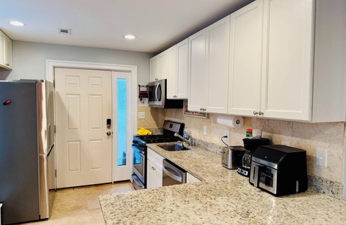 Rockville House | Cozy 2-bedroom house walkable to Rockville Metro Station and The Square