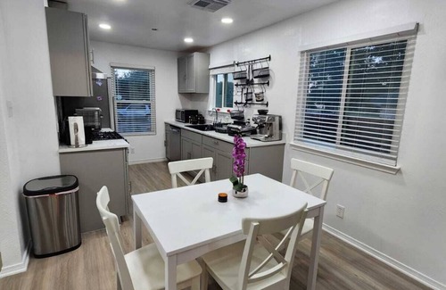 Round Rock House | Cozy 2 Bedroom in Round Rock, King Bed, kalahari and close to the downtown