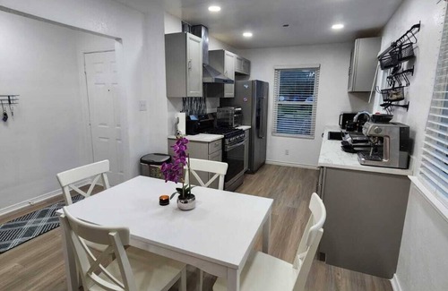Round Rock House | Cozy 2 Bedroom in Round Rock, King Bed, kalahari and close to the downtown