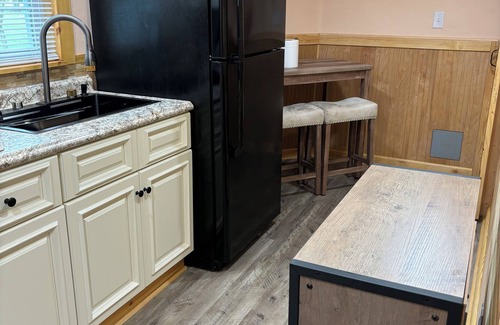 Jacksonville Cabin | Cozy 2 bedroom pet friendly cabin in great location with all the extra's