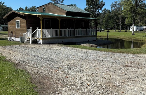Jacksonville Cabin | Cozy 2 bedroom pet friendly cabin in great location with all the extra's
