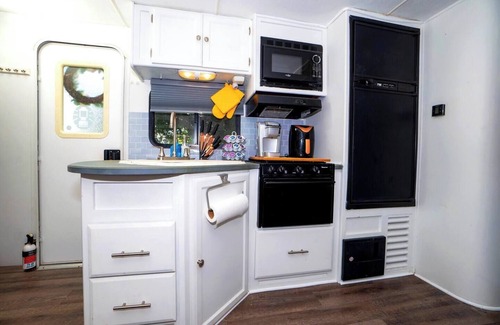 Berkeley Manor House | Cozy 2-bedroom RV with WiFi, AC in lovely Spring Hill