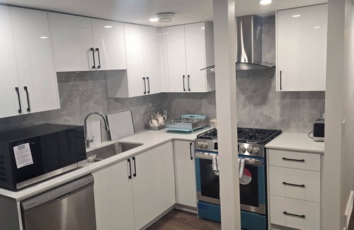Chestermere Apartment | Cozy 2-Bedroom Suite: 5 Minutes Walk To Chestermere Lake