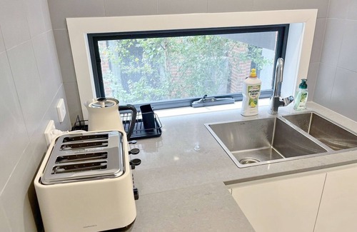 Braddon House | Cozy 2-bedroom townhome with AC and WiFi in charming Braddon