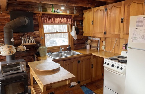Ridgeway Cabin | Cozy 2-bedroom log cabin in the mountains near Berkeley Springs with AC, WiFi