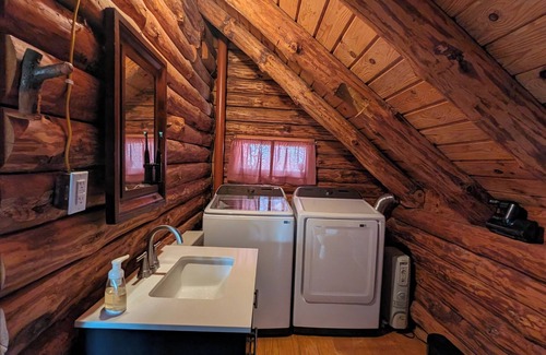 Ridgeway Cabin | Cozy 2-bedroom log cabin in the mountains near Berkeley Springs with AC, WiFi