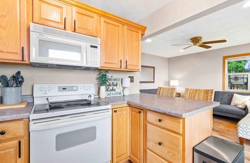 New Lisbon Cottage | Cozy 2-Bedroom Waterfront Cottage on Castle Rock Lake – Right Next to Shipwreck Bar & Grill