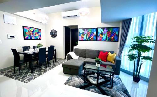 Bonifacio Global City Apartment | Cozy 2 Bedrooms in BGC with Balcony Bathtub 600Mbps