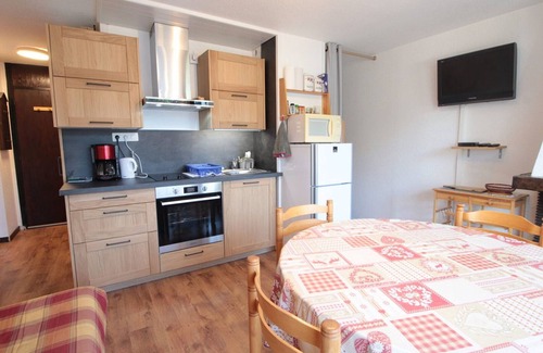 Les Carroz-d'Araches Apartment | Cozy 2-Room Apt for 4 - Ski Access, Balcony, Parking, Near Shops in Carroz