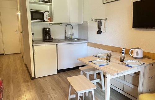 Risoul Apartment | Cozy 2-Room Apartment for 5 with Balcony, Close to Shops & Ski Lift in Risoul 1850