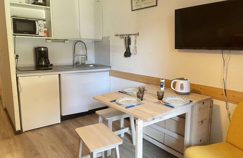Risoul Apartment | Cozy 2-Room Apartment for 5 with Balcony, Close to Shops & Ski Lift in Risoul 1850