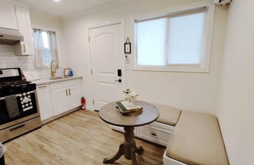 El Monte House | Cozy 2B1B Guest House with Private Entrance and Parking