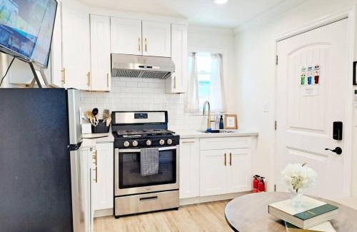 El Monte House | Cozy 2B1B Guest House with Private Entrance and Parking