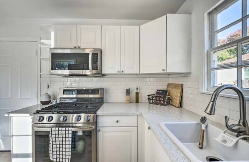 West Sacramento House | Cozy 2BD 1B bungalow + King Bed near Sutter Park