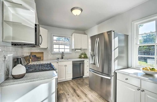 West Sacramento House | Cozy 2BD 1B bungalow + King Bed near Sutter Park