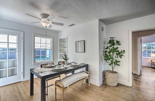 West Sacramento House | Cozy 2BD 1B bungalow + King Bed near Sutter Park