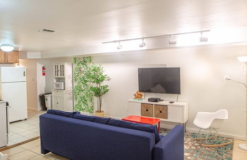 Hoboken Apartment | Cozy 2BR/2BA Apt w/Private Patio – 1 Stop to Manhattan!