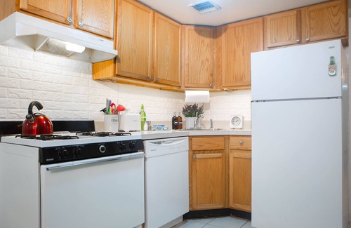 Hoboken Apartment | Cozy 2BR/2BA Apt w/Private Patio – 1 Stop to Manhattan!