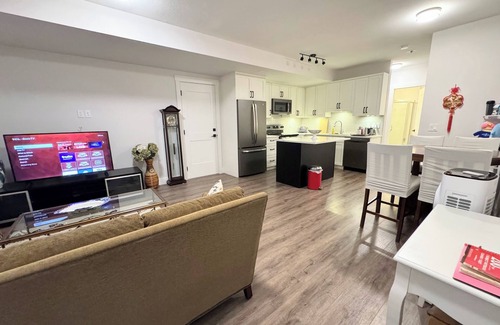 Surrey House | Cozy 2BR basement suite 5 mins from Elgin Park