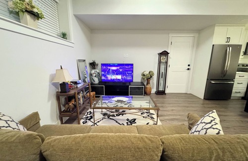 Surrey House | Cozy 2BR basement suite 5 mins from Elgin Park