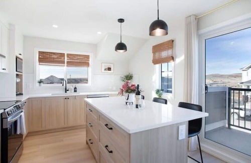 Airdrie Apartment | Cozy 2BR Carriage House with Waterfront Views