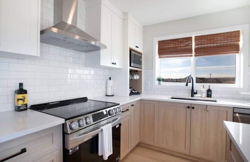 Airdrie Apartment | Cozy 2BR Carriage House with Waterfront Views