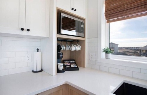 Airdrie Apartment | Cozy 2BR Carriage House with Waterfront Views