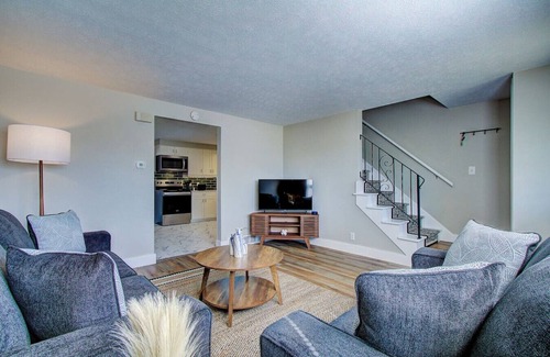 North Canton Apartment | Cozy 2BR | Central North Canton w/Garage