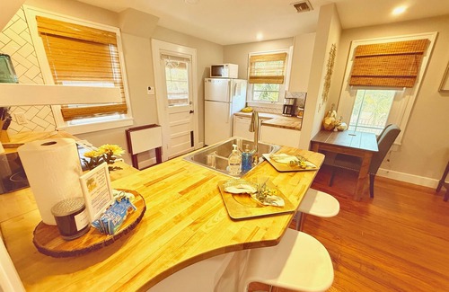 Historic Old Northeast Cottage | Cozy 2BR Cottage Steps2 Pier, Vinoy, Beach Dr+Bikes