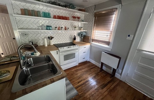 Historic Old Northeast Cottage | Cozy 2BR Cottage Steps2 Pier, Vinoy, Beach Dr+Bikes