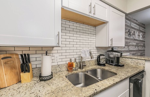 Arlington Apartment | Cozy 2BR Farmhouse Apt - Sleeps 8 - FREE Parking!