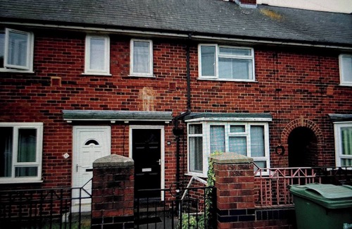 Leeds House | Cozy 2BR Home Pets Welcome Free Parking & Wifi