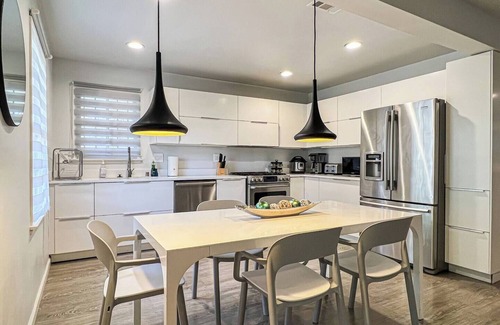 Westchester House | Cozy 2BR Near SoFi & LAX - SH1