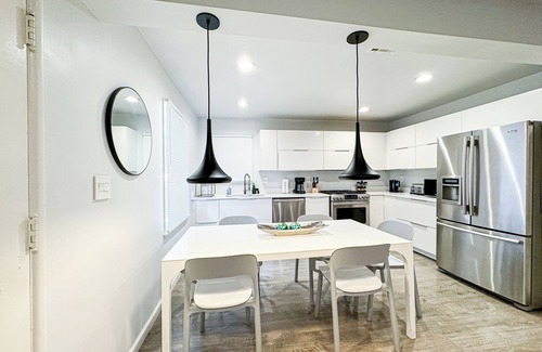 Westchester House | Cozy 2BR Near SoFi & LAX - SH1