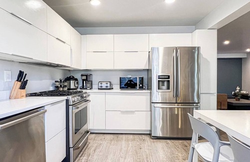 Westchester House | Cozy 2BR Near SoFi & LAX - SH1