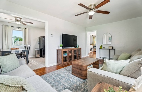 Midwest City House | Cozy 2BR near Tinker AFB with full kitchen and comfy living space — perfect for work or family stays