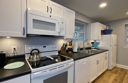 Bristol Apartment | Cozy 2BR Retreat | Near Casino, Queen Beds, Parking