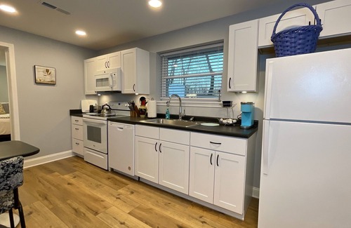 Bristol Apartment | Cozy 2BR Retreat | Near Casino, Queen Beds, Parking