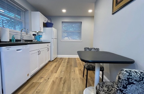 Bristol Apartment | Cozy 2BR Retreat | Near Casino, Queen Beds, Parking
