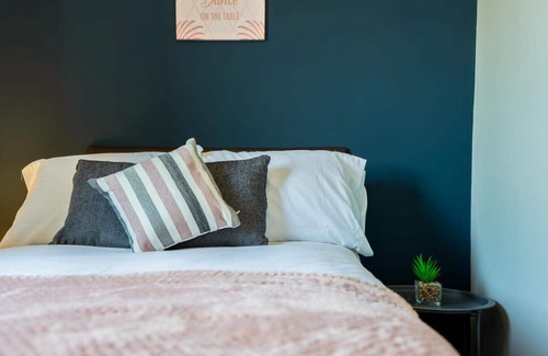 Atlantic Wharf Apartment | Cozy 2BR Retreat | Prime Cardiff Location