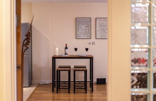 Butetown Apartment | Cozy 2BR Retreat | Prime Cardiff Location