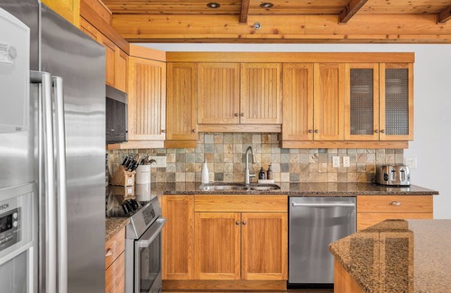 Big White Ski Resort Condo | Cozy 3-BDR Ski-In/Out Condo at Copper Kettle| Private Hot Tub & Dog Friendly