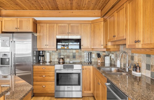Big White Ski Resort Condo | Cozy 3-BDR Ski-In/Out Condo at Copper Kettle| Private Hot Tub & Dog Friendly